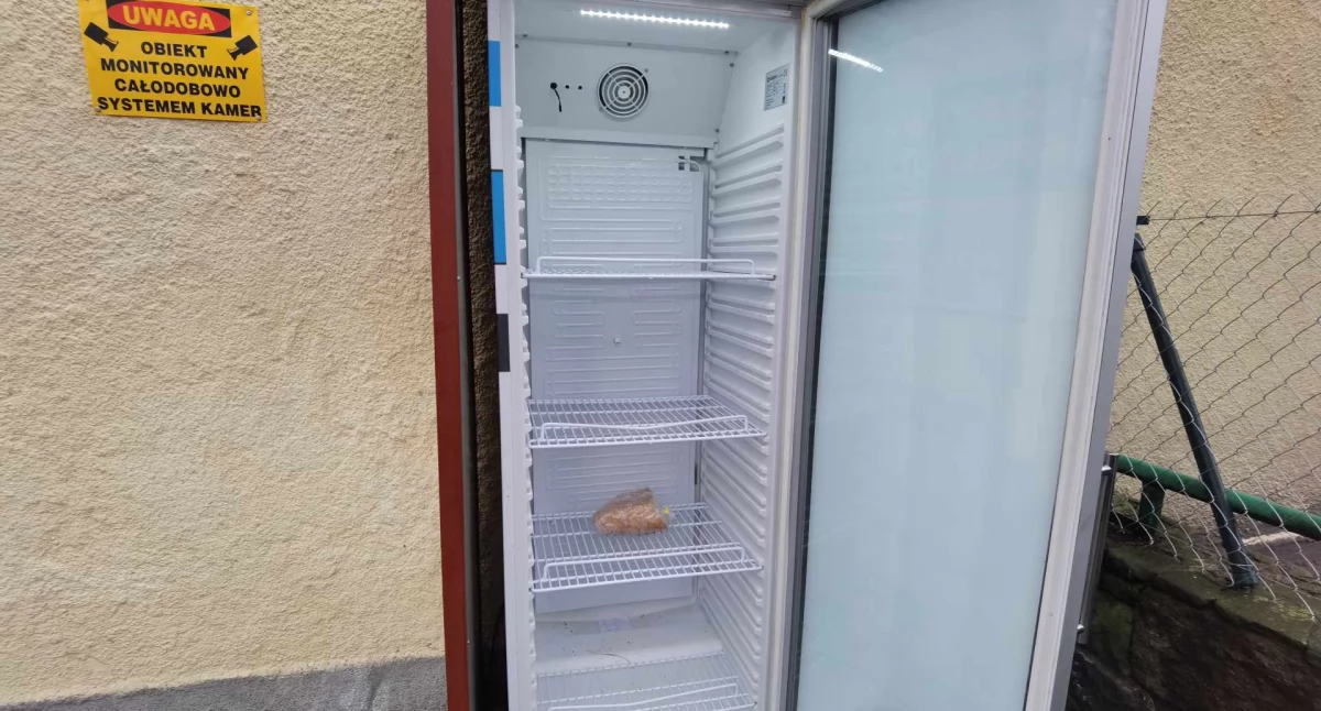 Wiadomości, Jedzenie znika trymiga Społeczna lodówka potrzebna nigdy - zdjęcie, fotografia