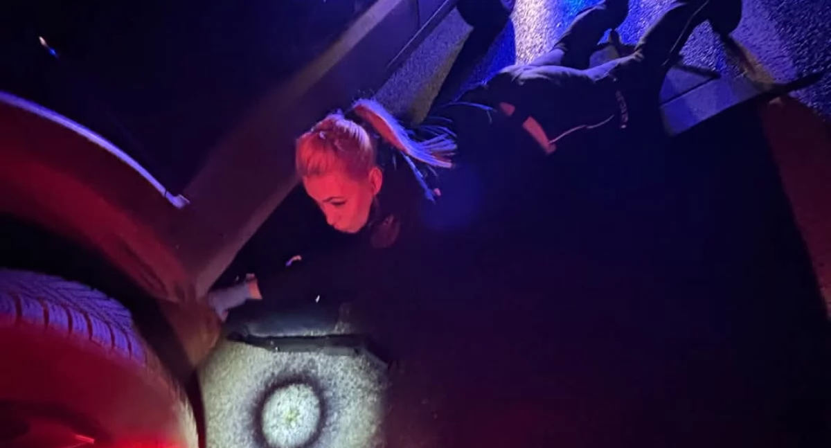 Kronika policyjna, Policjanci Kołobrzegu uratowali potrąconego przez samochód - zdjęcie, fotografia