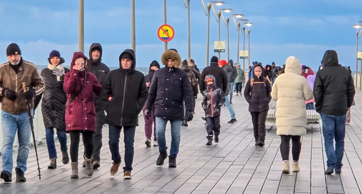Wiadomości, morzem wieje spacerują ludzie - zdjęcie, fotografia