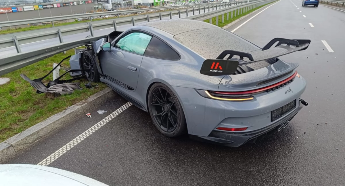 Wypadki drogowe, Sportowe porsche uderzyło bariery Uwaga ciężkie warunki drogach - zdjęcie, fotografia
