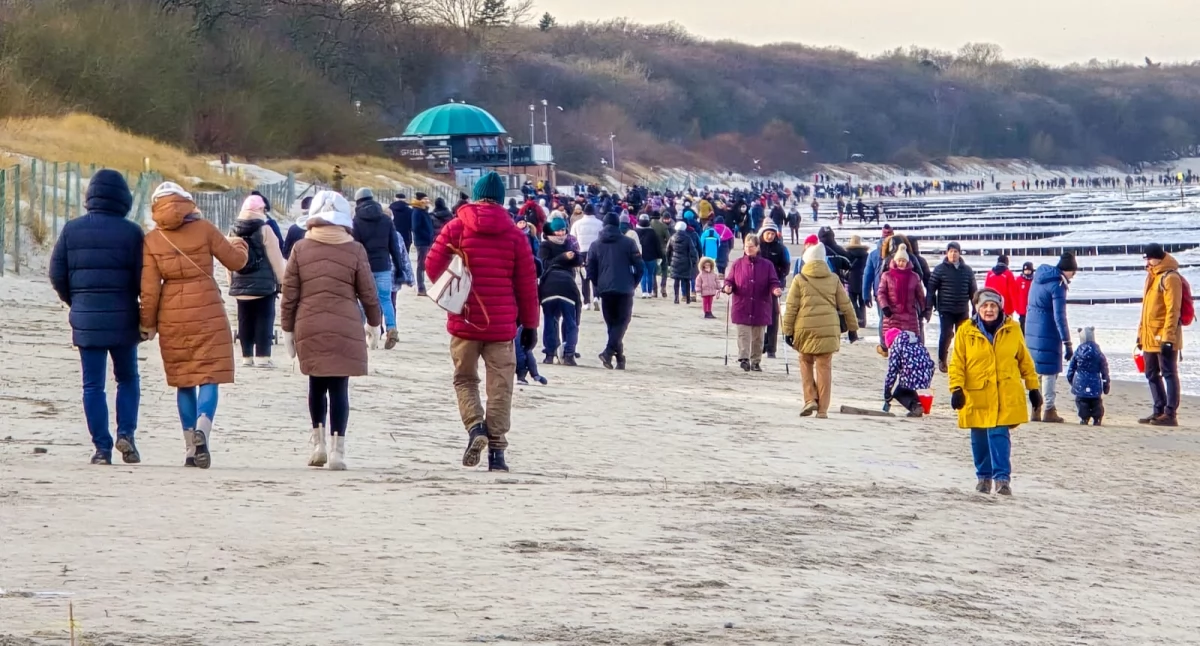 Wiadomości, wygląda plaża wschodnia sztormie brakuje entuzjastów styczniowych spacerów - zdjęcie, fotografia