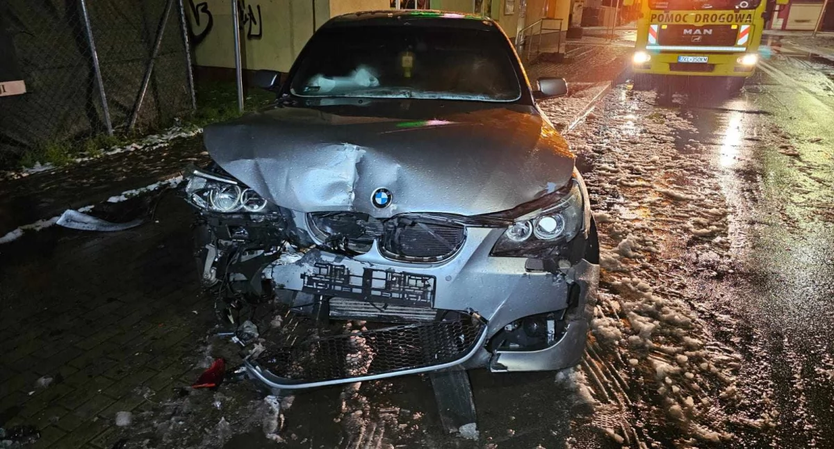 Wypadki drogowe, Pijany kierowca skasował Policja ustala sprawcę kraksy zdjęcia - zdjęcie, fotografia