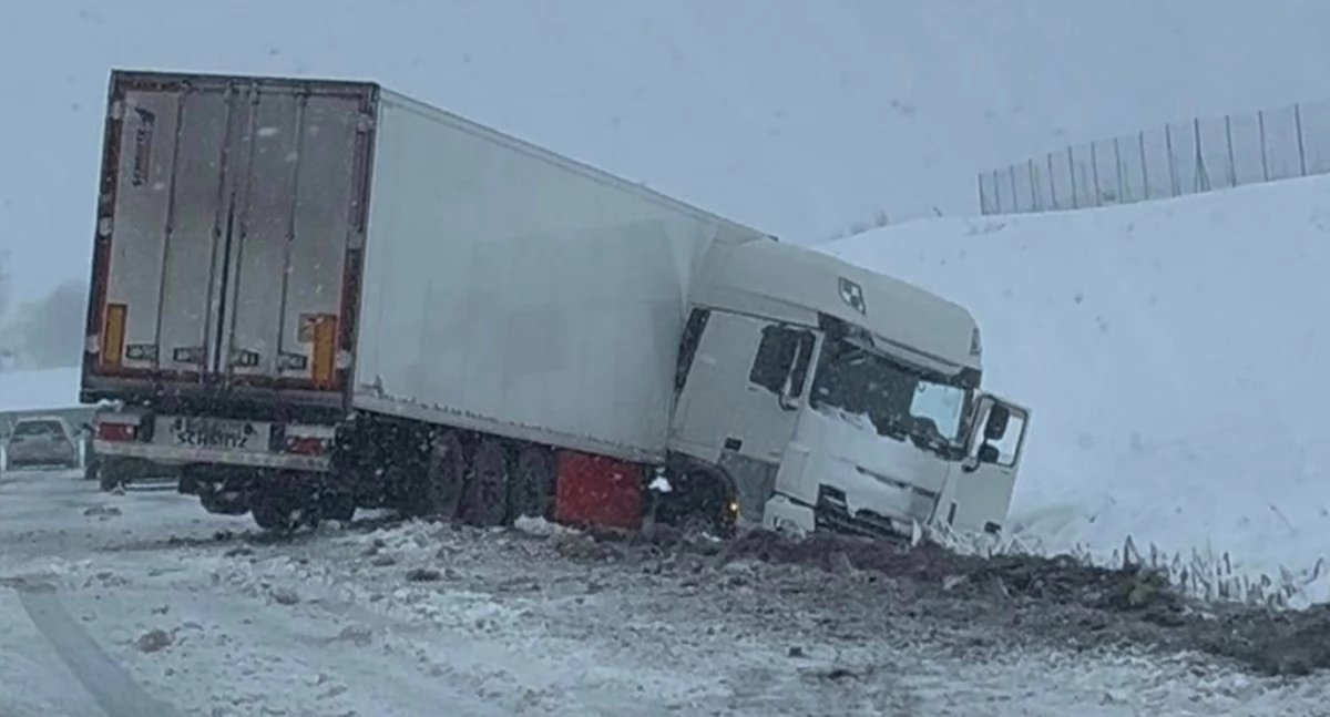 Wiadomości, Samochody rowach kolizje Fatalne warunki drogach regionie - zdjęcie, fotografia