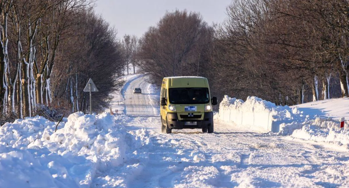 Wiadomości, Samochody utknęły zaspach miejsce skierowano straż pożarną - zdjęcie, fotografia