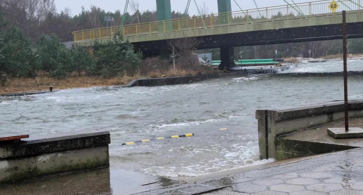 Wiadomości, Cofka Dźwirzynie Bałtyk zalewa kanał portowy - zdjęcie, fotografia