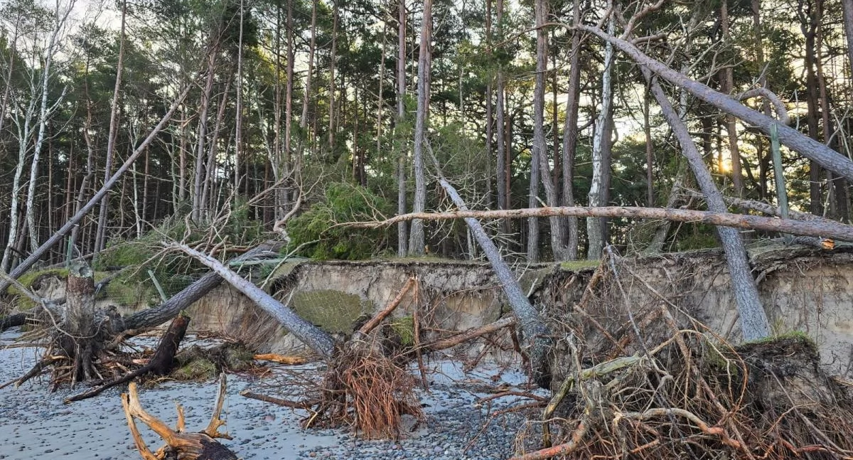 Wiadomości, Krajobraz sztormie wygląda plaża Dźwirzynie [zdjęcia] - zdjęcie, fotografia