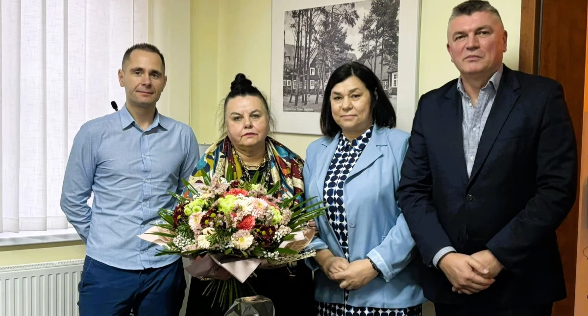 Wiadomości, latach pracy odeszła emeryturę - zdjęcie, fotografia
