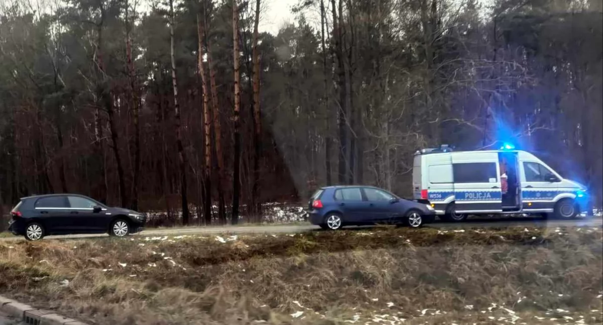 Wypadki drogowe, Zderzenie dwóch volkswagenów Utrudnienia wjeździe - zdjęcie, fotografia