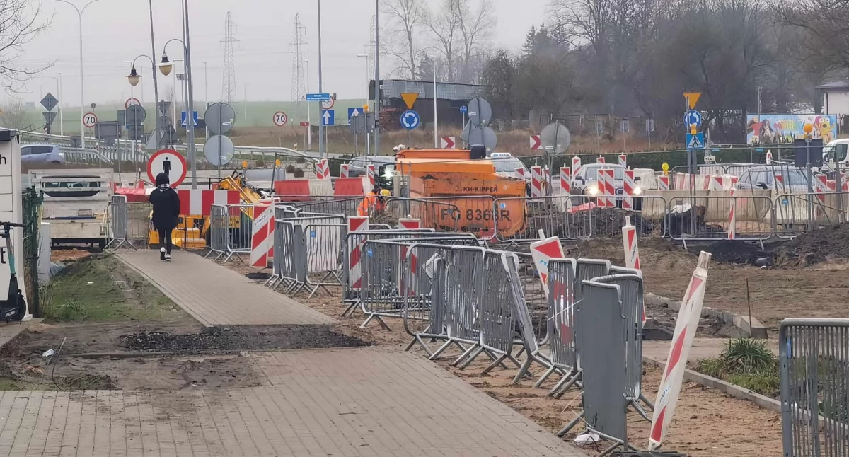 Inwestycje, Miasto dopłaci prawie remontu Krzywoustego Radni pytają umowne - zdjęcie, fotografia