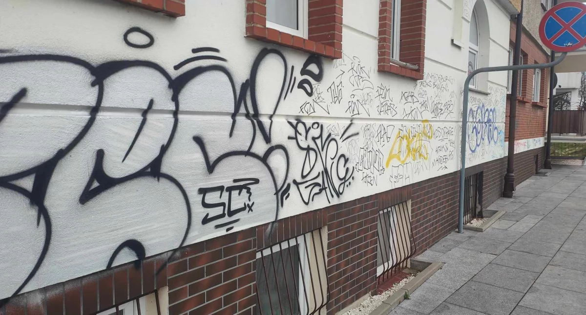 Wiadomości, pseudograffiti zmienia przestrzeń mieście dzień prawie zauważamy (foto) - zdjęcie, fotografia