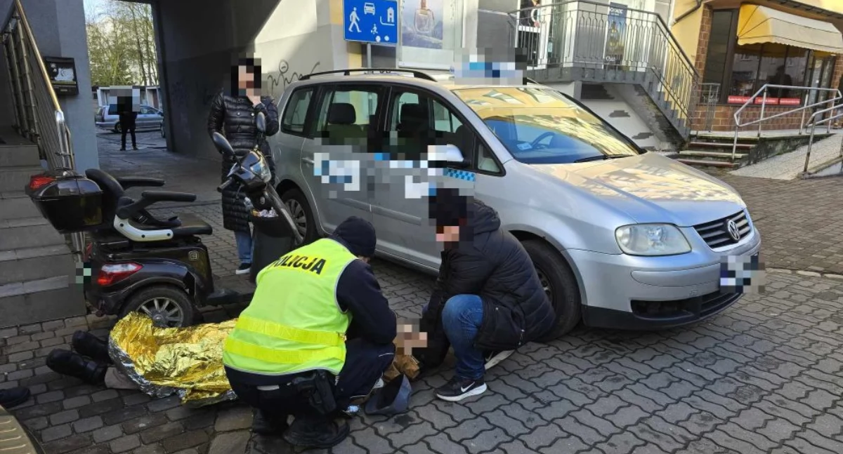 Wypadki drogowe, Jechał pojazdem elektrycznym uderzył taksówki Wypadek Wybrzeże - zdjęcie, fotografia