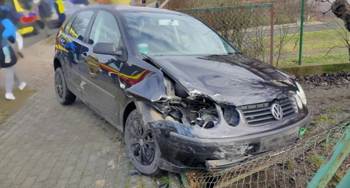 Wypadki drogowe, Kierująca zasłabła uderzyła pojazd wjechała ogrodzenie - zdjęcie, fotografia