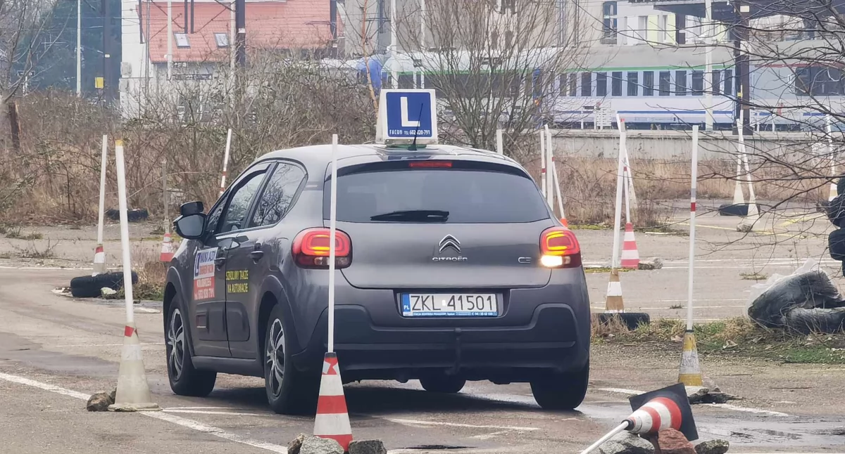 Wiadomości, czwarty egzamin praktyczny kończy sukcesem Statystyki zdawalności szkół jazdy - zdjęcie, fotografia