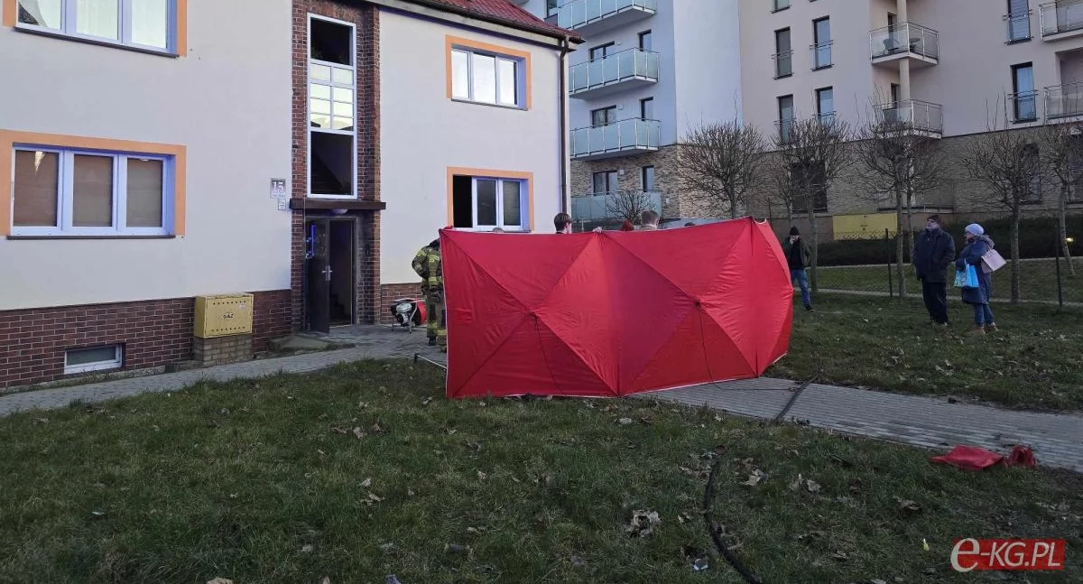 Straż Pożarna, żyje mężczyzna poszkodowany pożarze mieszkania - zdjęcie, fotografia