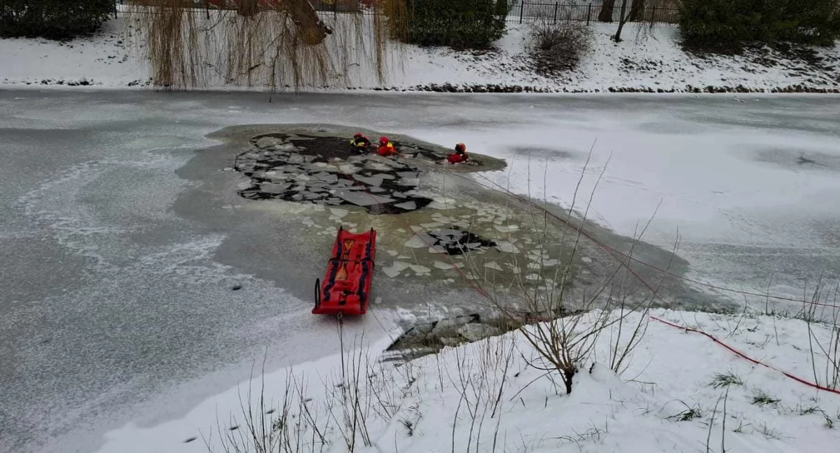 Straż Pożarna, liczy każda sekunda Kołobrzescy strażacy ćwiczyli techniki ratownicze lodzie - zdjęcie, fotografia