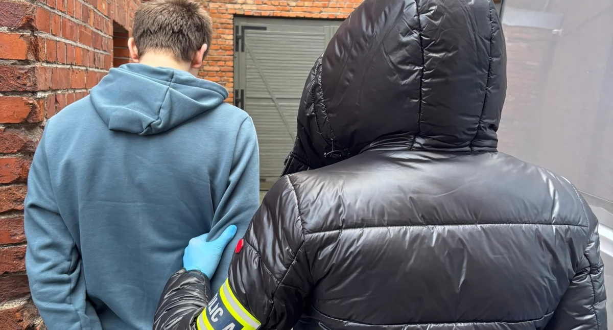 Kronika policyjna, Chuck Norris powstydził poszukiwanych zatrzymała kołobrzeska policja - zdjęcie, fotografia