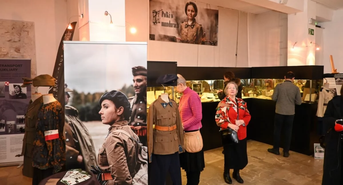 Historia, Hołd kobiet służbie ojczyzny Wystawa Polki mundurach - zdjęcie, fotografia