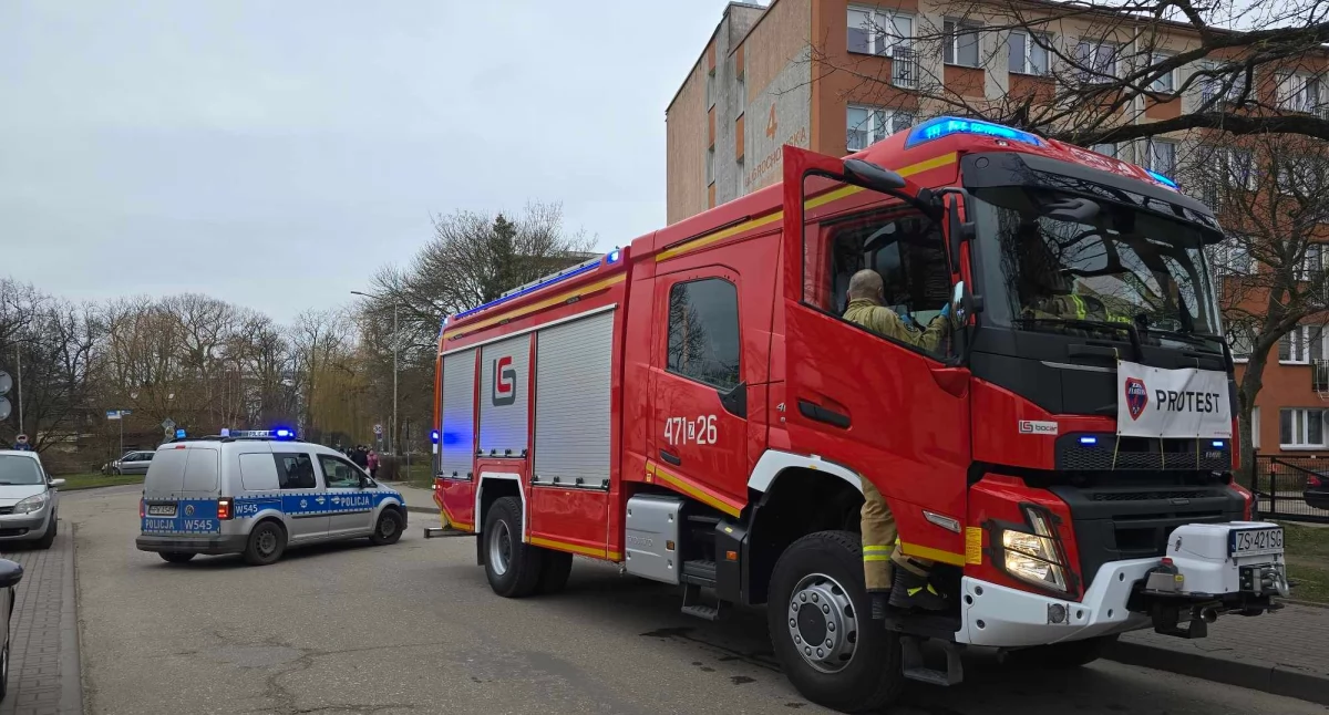 Straż Pożarna, Wyważyli drzwi mieszkania Lokator potrzebował pomocy - zdjęcie, fotografia