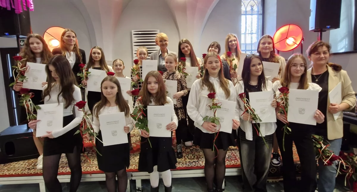 Wiadomości, Nagrody stypendia artystyczne przyznane Wyróżniono osób - zdjęcie, fotografia