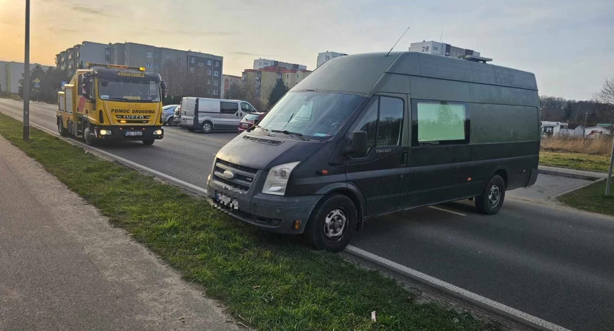 Wiadomości, Nieuwaga kierowcy Zakończyło odholowaniem - zdjęcie, fotografia