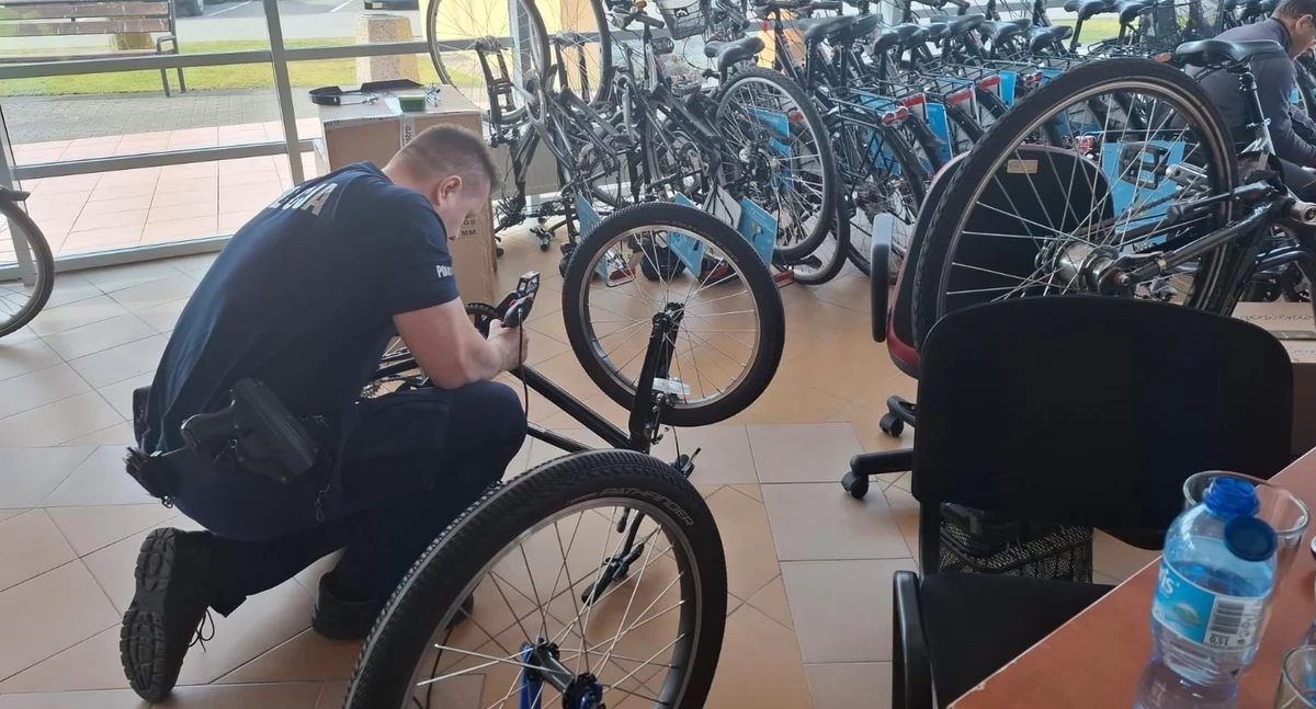 Wiadomości, Zbliża sezon rowerowy Policjanci znakowali jednoślady - zdjęcie, fotografia