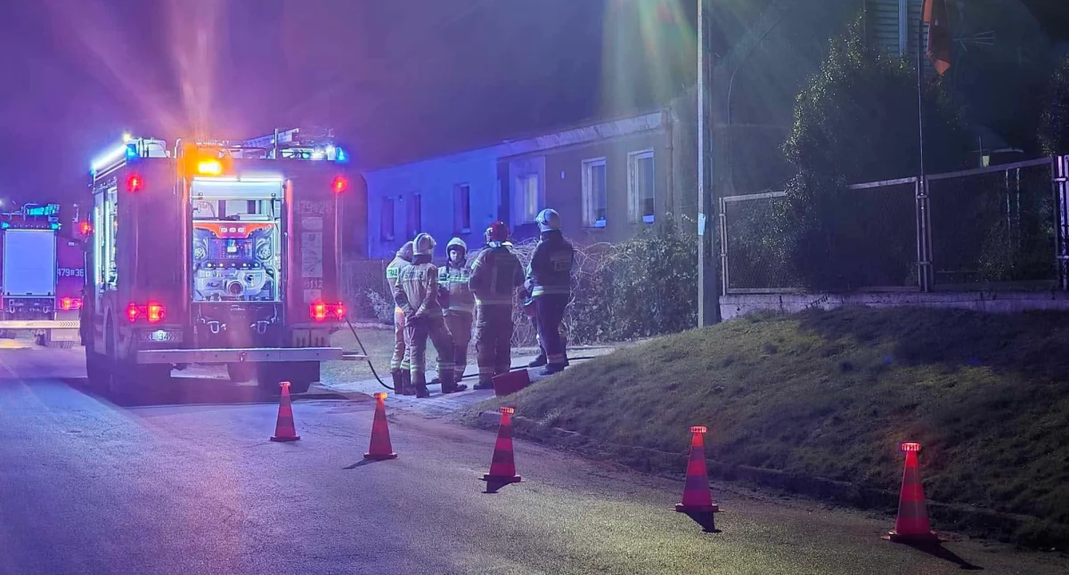 Straż Pożarna, Czujność sąsiada zapobiegła tragedii Pożar sadzy przewodzie kominowym - zdjęcie, fotografia