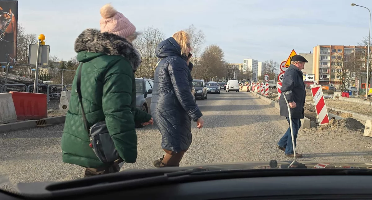 Wiadomości, Piesi skracają sobie drogę przechodząc przez rondo - zdjęcie, fotografia