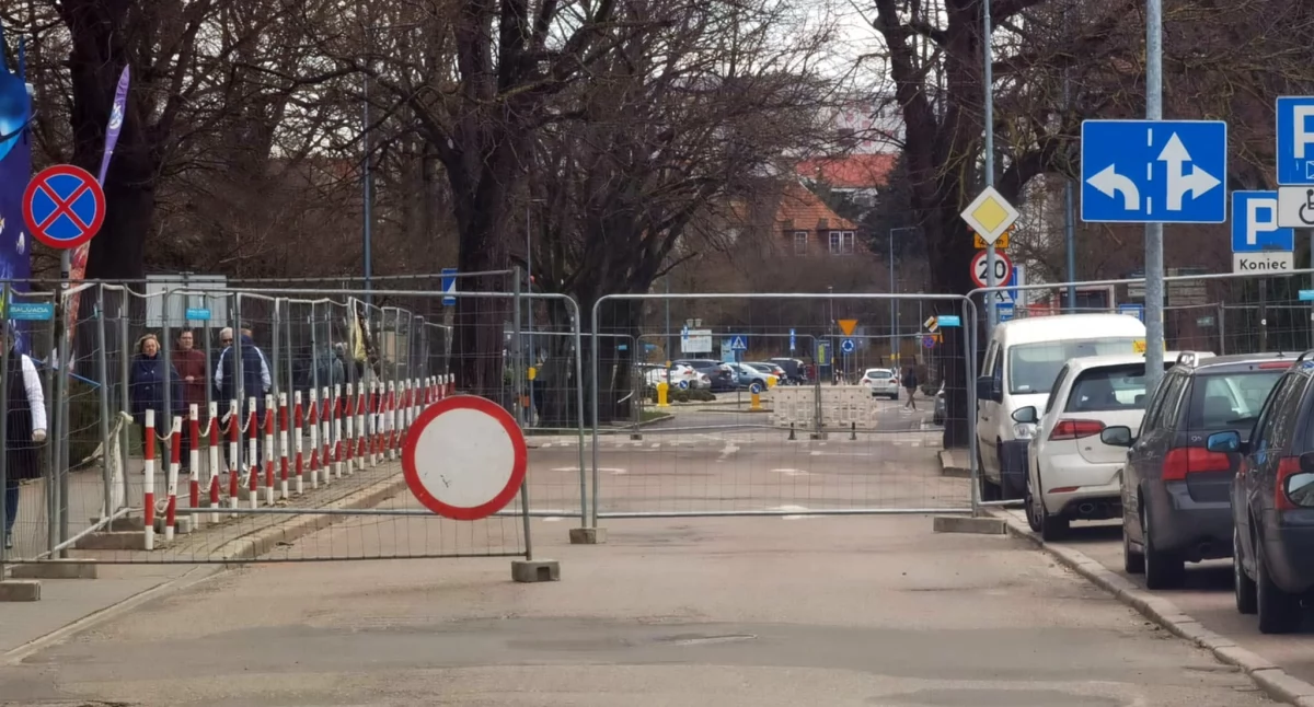 Wiadomości, Uwaga kierowcy! Część Armii Wojska Polskiego nieprzejezdna - zdjęcie, fotografia