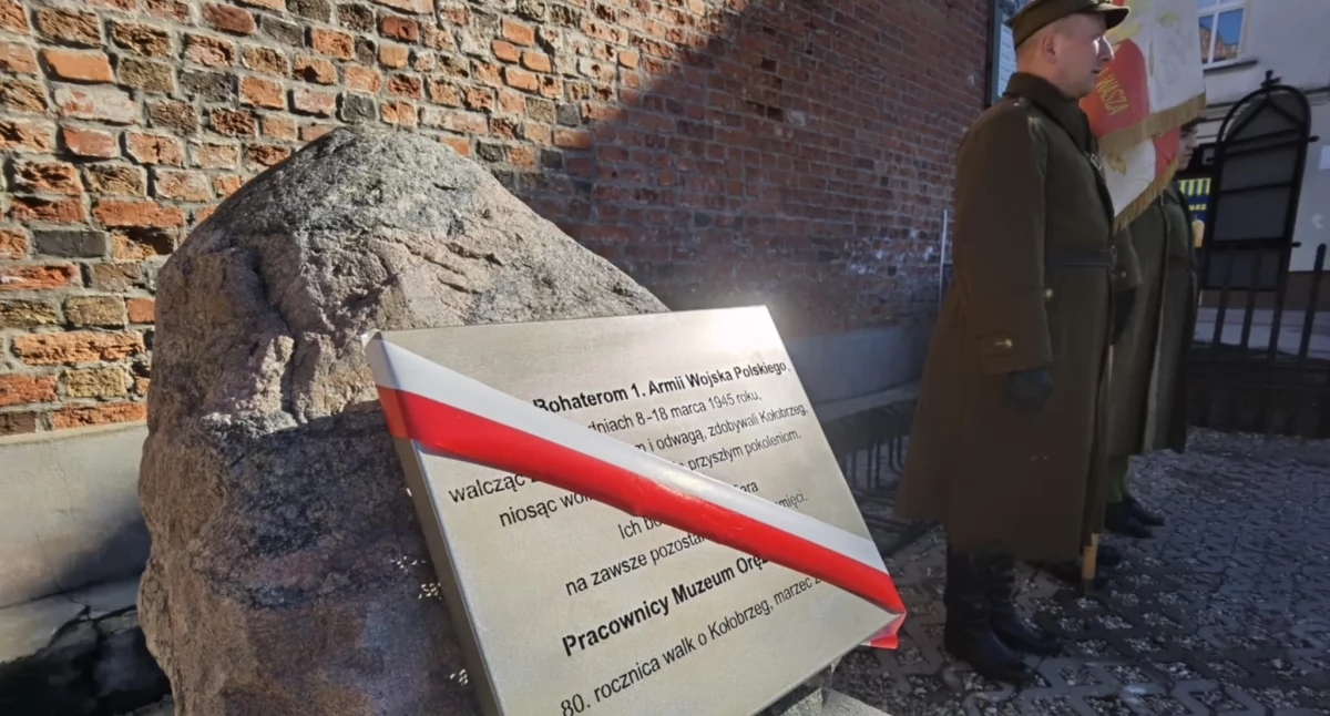 Wiadomości, hołdzie bohaterom Armii Wojska Polskiego - zdjęcie, fotografia