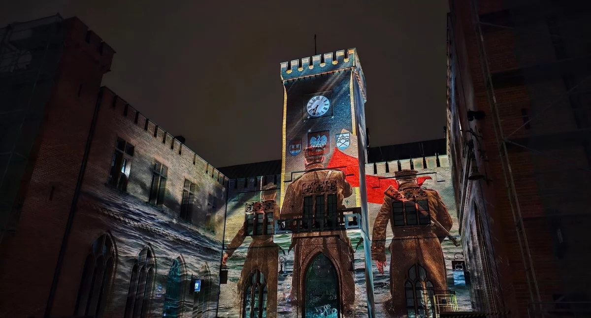 Wiadomości, Mapping wstrzymany iluminacje ratuszu powrócą - zdjęcie, fotografia