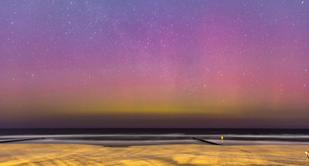 Wiadomości, Zorza polarna Bałtykiem niezwykłe zjawisko widziane kołobrzeskiej plaży - zdjęcie, fotografia