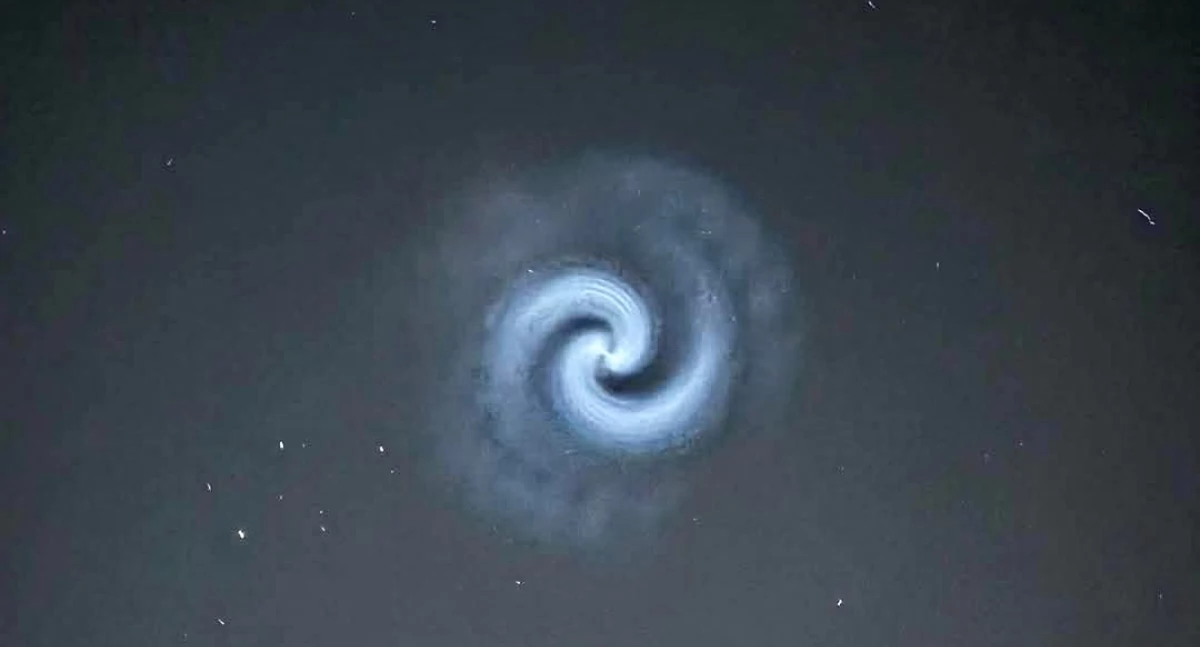 Wiadomości, Świetlista spirala niebie Kołobrzegiem - zdjęcie, fotografia