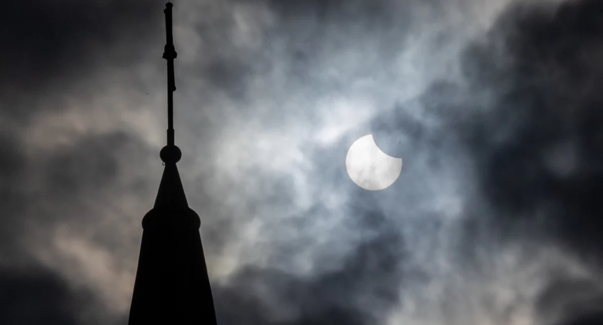 Wiadomości, Częściowe zaćmienie Słońca morzem zdjęcia - zdjęcie, fotografia