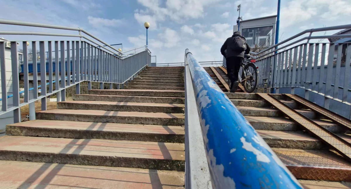Wiadomości, tylko schody Ekspertyza wykazała cała kładka remontu - zdjęcie, fotografia