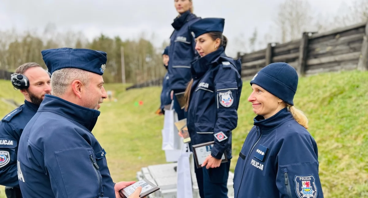 Wiadomości, broni strzela prawie najlepiej województwie Dobry start policjantki Kołobrzegu - zdjęcie, fotografia