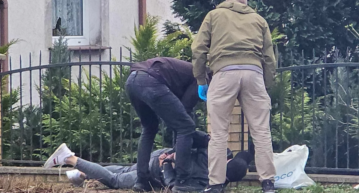 Kronika policyjna, Uciekał torbą skradzionych rzeczy Dwóch mężczyzn zatrzymanych pościgu - zdjęcie, fotografia