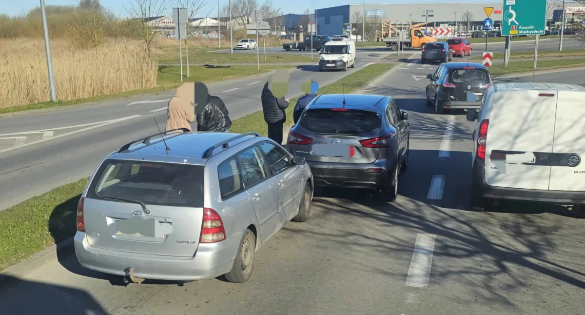 Wypadki drogowe, Kolizja obwodnicy utrudnienia ruchu - zdjęcie, fotografia