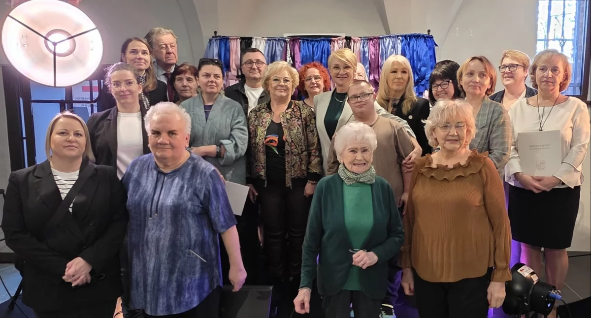 Wiadomości, Osiemnaście organizacji dotacjami działania prozdrowotne senioralne - zdjęcie, fotografia
