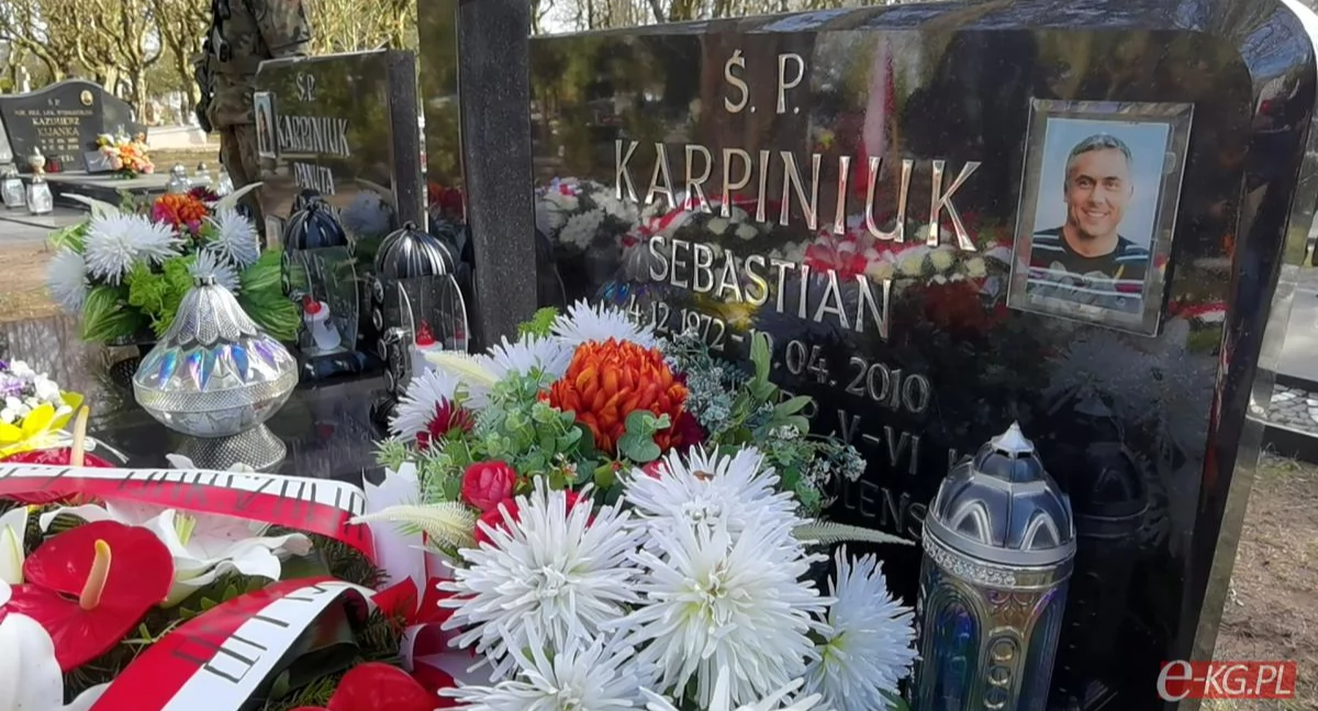 Wiadomości, rocznica katastrofy smoleńskiej Kołobrzeg uczcił pamięć Sebastiana Karpiniuka - zdjęcie, fotografia