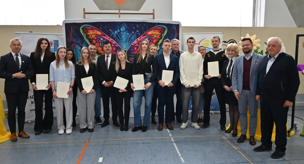 Wiadomości, Stypendia Starosty uzdolnionej młodzieży Sportowcy artyści nagrodzeni - zdjęcie, fotografia