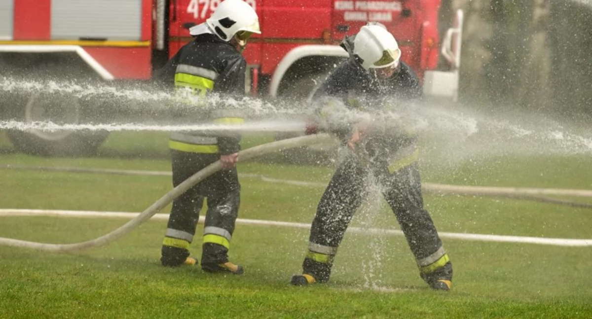 Wiadomości, Wielkie lanie Korzystnie Strażacy zapraszają zabawę - zdjęcie, fotografia