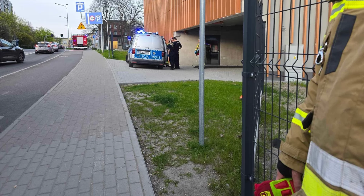 Wiadomości, Interwencja służb parkingu wielopoziomowym - zdjęcie, fotografia