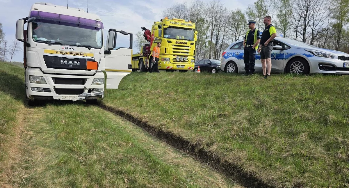 Wypadki drogowe, Ciężarówka rowie Przewoziła butle gazem - zdjęcie, fotografia