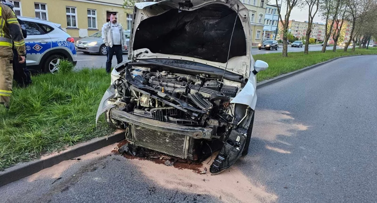 Wypadki drogowe, Wypadł drogi uderzył bariery latek ukarany mandatem - zdjęcie, fotografia
