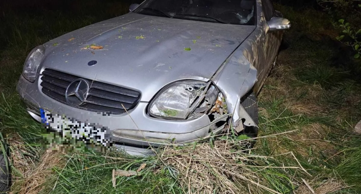 Wiadomości, Mercedes wypadł drogi miejscu było kierowcy - zdjęcie, fotografia