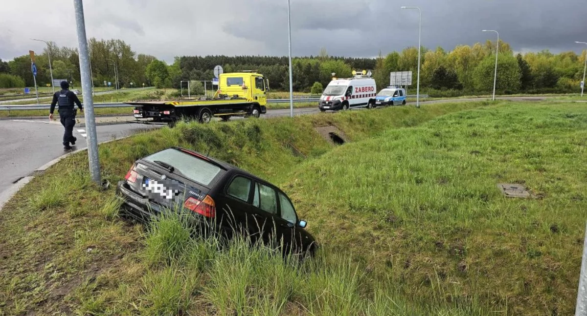 Wypadki drogowe, wpadło przed wjazdem Kierowca pijany - zdjęcie, fotografia