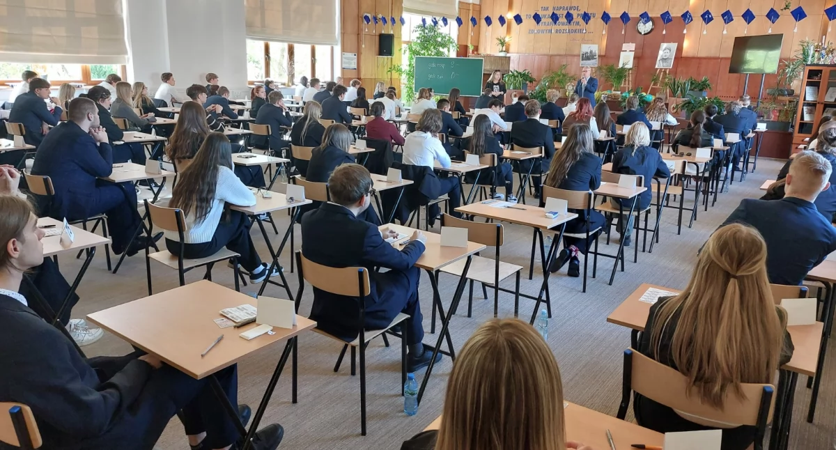 Wiadomości, Maturzyści stolikach absolwentów przystąpiło egzaminów - zdjęcie, fotografia