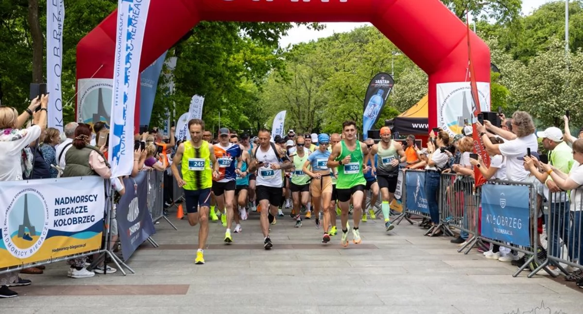 Wiadomości, Kołobrzeski Półmaraton Brzegiem Bałtyku Pół tysiąca zawodników starcie biegu - zdjęcie, fotografia