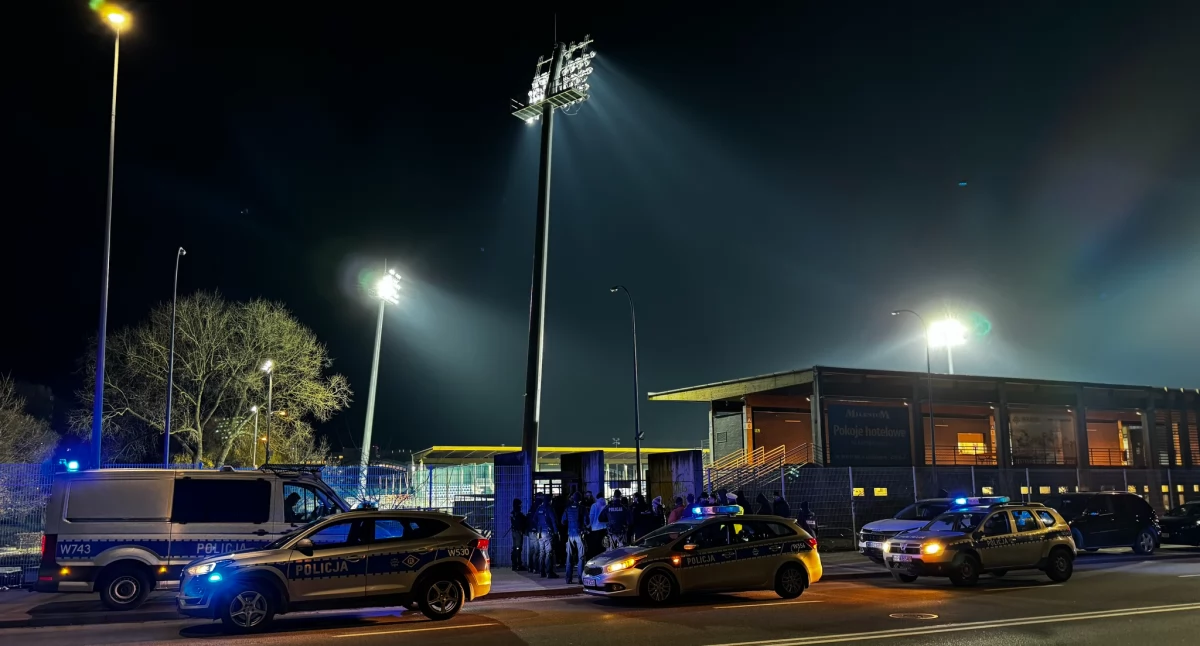 Wiadomości, Wnieśli alkohol miał litości szybkie wyroki zakazy stadionowe - zdjęcie, fotografia