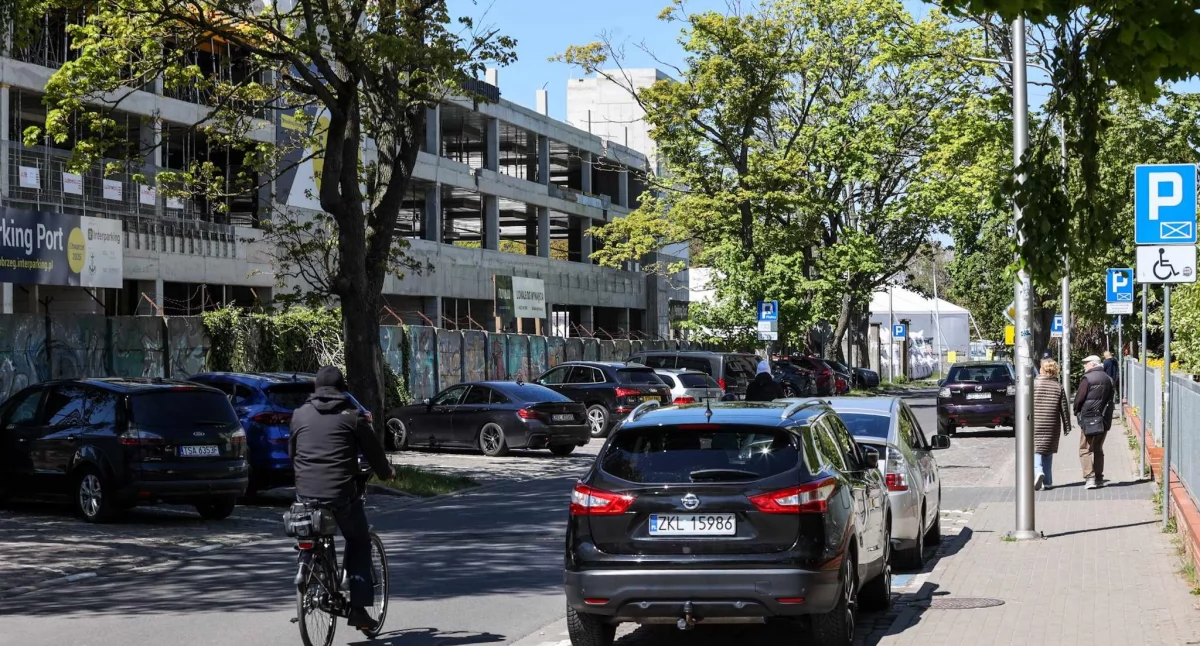 Wiadomości, Parkowanie morzem taniej strefie obiekt Kołobrzegu zaskakuje ceną - zdjęcie, fotografia